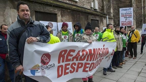 Los trabajdores se han concentrado frente a la sede del Parlamento regional.