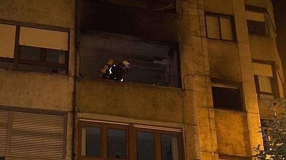 Un incendio desata el pánico en un edificio de Camilo Alonso Vega