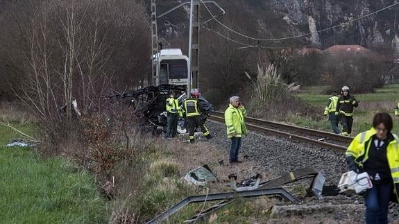 Así ha quedado la furgoneta tras ser arrollada por el tren.