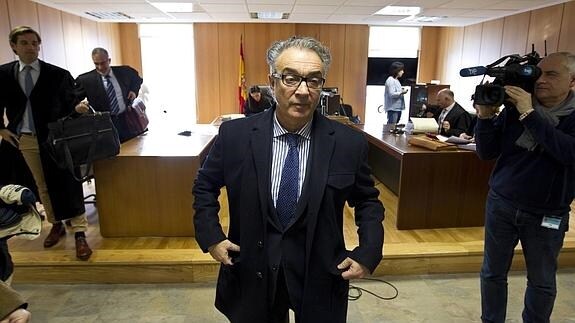Ángel Lavín, en los juzgados esta mañana. Detrás, sentado, el presidente del Racing Manolo Higuera. 
