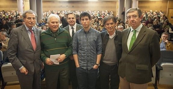 Desde la izquierda, Manuel Ángel Castañeda, presidente del Ateneo de Santander; José María Cubría Mirapeix, presidente de honor de Acanto; Íñigo Noriega, director de El Diario Montañés; los historiadores Miguel Echevarría Bonet y Aurelio González de Riancho Colongues; y Luis Revenga, presidente de Editorial Cantabria.