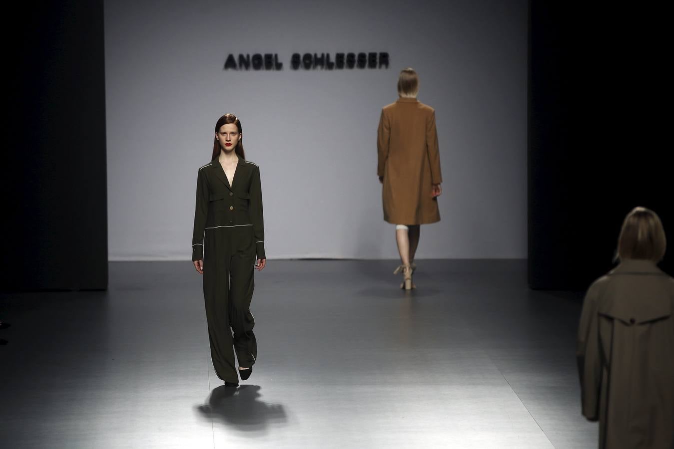 Unas modelos presentan las creaciones de Schlesser para el otoño-invierno 2016-17.