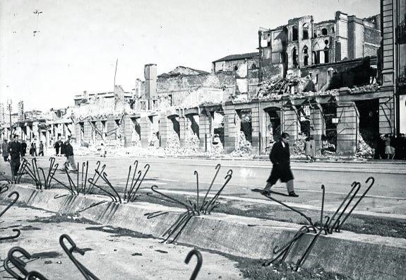 Vista parcial de la calle Calderón de la Barca y la plaza de las Cachavas en1941.