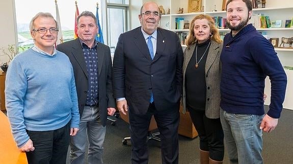 El consejero Jesús Oria, con los os ganadores cántabros del World Cheese Awards 2015-2016.