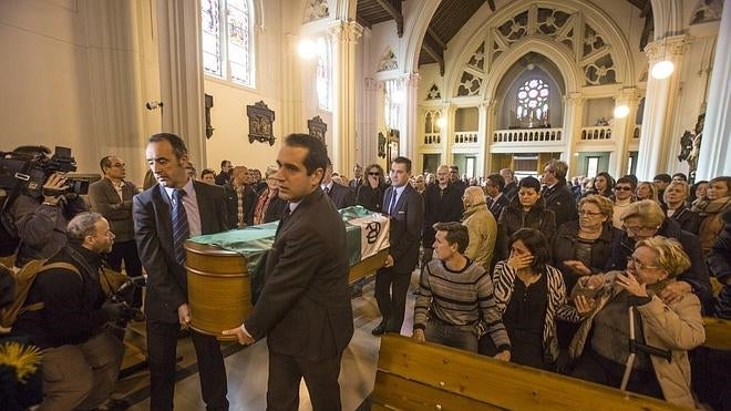 Momento de la llegada del féretro de Nando Yosu a la iglesia de Los Redentoristas.