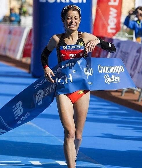 Paula González se emociona al cruzar la meta en la Maratón de Sevilla.