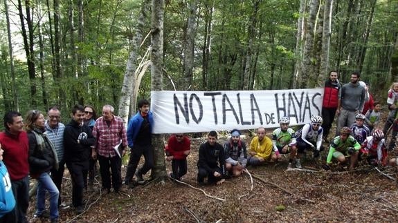 Una de las protestas que hubo en el mes de octubre de hace dos años tras una tala masiva de hayas.