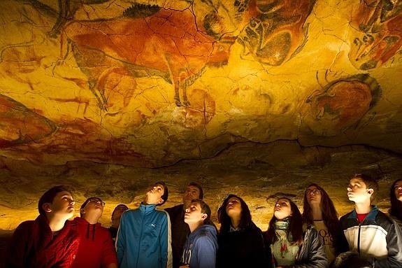 Un grupo de estudiantes, en una visita a la neocueva de Altamira. 