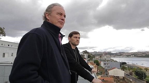 Bertín Osborne e Iker Casillas, en la terraza del piso del portero en Oporto. Arriba, el beso del Mundial. 