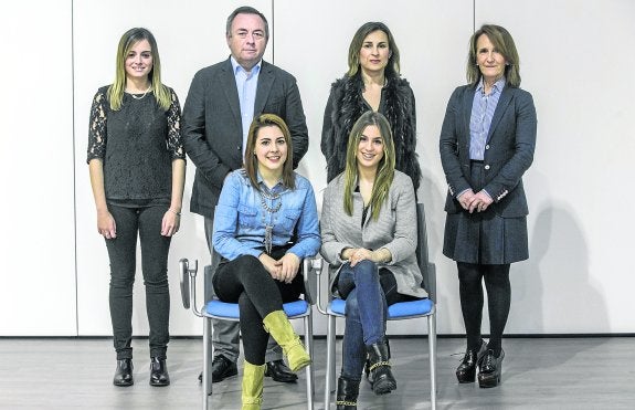 Grupo EST-1.  De pie, Elena Mediavilla (e2), Aniceto Álvarez (director del centro), Rosa Castrillo (directora de RR. HH. en Global Steel Wire), y Nieves Manzano (tutora). Abajo el equipo: Gloria Elena Ornadez, Alicia Pérez Ruiz, y Carol Naranjo (ausente en la foto). 