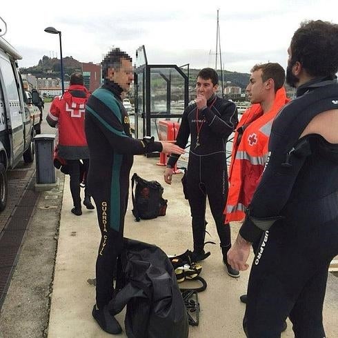 Los buzos de la Guardia Civil y de la Cruz Roja que esta mañana se han desplazado a Islares ni siquiera han podido sumergirse.