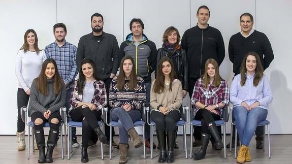 De pie, CristinaLópez, (responsable de RSE de Gerdau), Jorge Seco y Ricardo Arenas (e2), Luis Alberto Ramos (profesor de Filosofía), Mª José Roldán (profesora de Economía), Jorge Gómez (responsable de Tecnología de Gestión de Gerdau Reinosa), y Óscar Serna (director del centro). Sentadas, Berta Rodríguez,Elena García, Helena Puente,Ana Gracia, Aitana Trueba y Paula Merino.