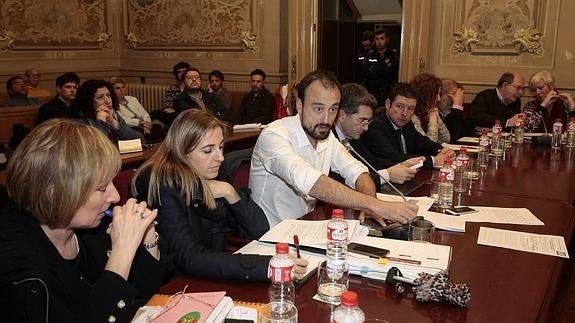 El equipo de gobierno incorpora al presupuesto veinte propuestas de la oposición