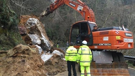 Una roca de cuarenta toneladas cae sobre la carretera de San Roque de Riomiera