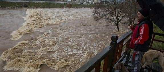 El río Besaya desciende enfurecido y atraviesa Torrelavega convertido en un torrente de aguas oscuras y turbulentas.