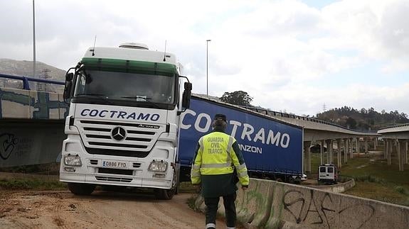 Agentes de la Guardia Civil ayudaron al conductor a sacar su vehículo del camino vecinal que hay junto a la autovía.