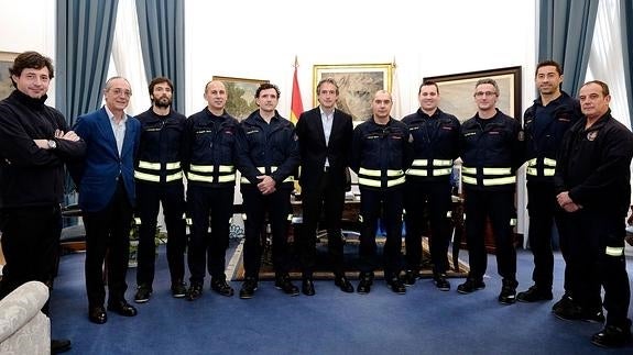 Foto de familia con los bomberos que han sido ascendidos a cabo.