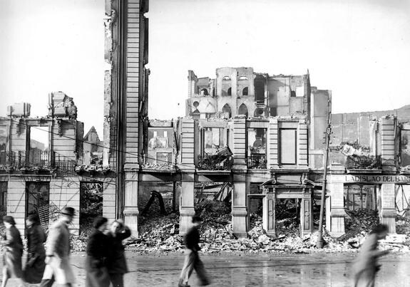 Los santanderinos pasean por el centro de Santander, arrasado tras el fuego. 