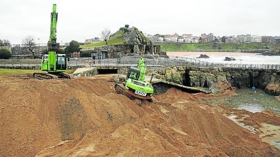 Dos retroexcavadoras trabajan en la zona dedicada a focas y leones marinos que quedó cubierta con toneladas de arena.