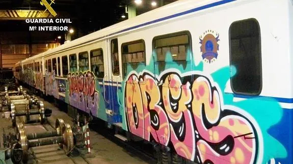 Imagen de archivo de otro tren pintado por grafiteros detenidos en Cantabria el año pasado.