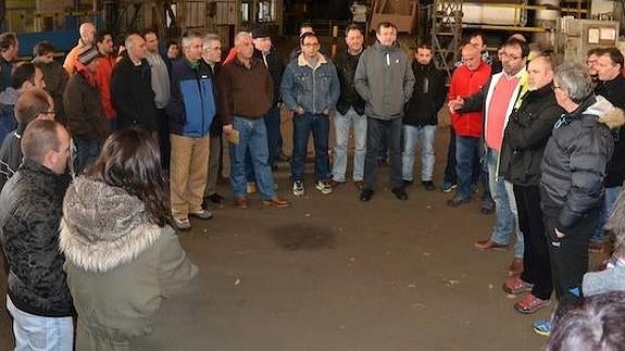 Los trabajadores, reunidos hoy jueves en asamblea.