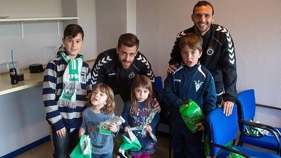 Kamal y Jon García posan con los niños que estuvieron en el box en el partido ante el Sporting B.