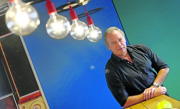 Bertín Osborne en la cocina de casa. 