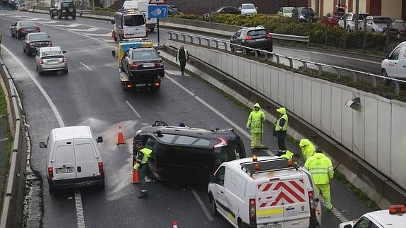 Las labores de retirada de los vehículos han provocado retenciones en la zona.