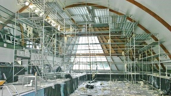 La piscina continuará cerrada aún unos meses.