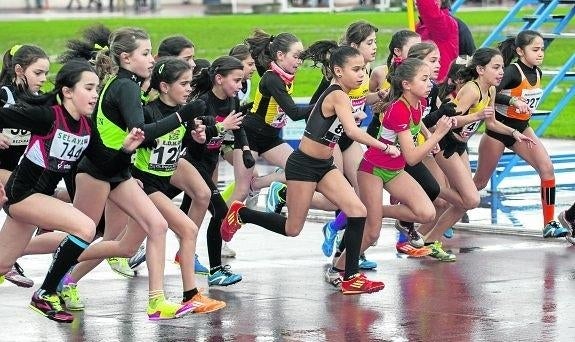 Salida de la primera serie de 2.000 metros alevín femenina. De izquierda a derecha, Rosa Álvarez, Iara Fernández, Naroba Bezanilla, Ainara Arnáiz, Lucía Cortina, Eva Ruiz Zorrilla, Lidia Díaz, Claudia Morales y Lydia San Román (ganadora).