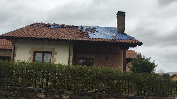 Así ha quedado la casa después del incendio de su tejado.