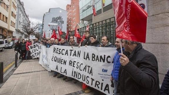 Concentración de los trabajadores de Talleres Martínez, este mediodía ante la sede del Gobierno de Cantabria.