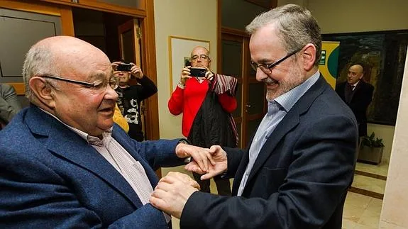 Pazos, a la derecha, recibe la felicitación de Gómez Sal, rector saliente.
