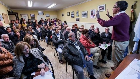 El concejal César Díaz se dirige a los vecinos en la reunión convocada por el Ayuntamiento de Santander en la Asociación de Vecinos de Monte. Hubo personas que se quedaron fuera porque el local se quedó pequeño. 