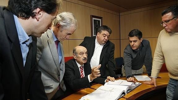 José María Mazón, entre José Manuel Igual y Miguel Ángel Ruiz, con el proyecto de la obra.