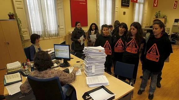 La Asamblea contra la Fractura Hidráulica de Cantabria presentó miles de firmas contras el proyecto 'Luena Profundo'.