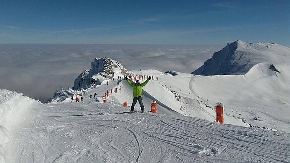 Cientos de esquiadores han tomado las pistas de Alto Campoo desde primera hora de la mañana.