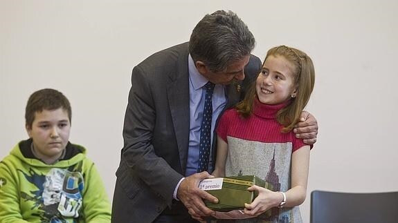 Revilla entrega el primer premio a la ganadora en la categoría de 10-11 años, Eva Viñas.