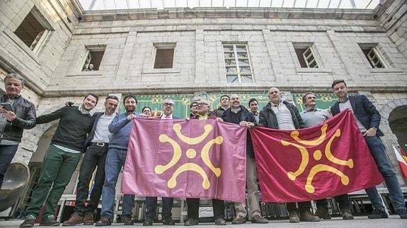 Integrantes del PRC, miembros de Adic y algun alcalde posan en el Parlamento con el lábaro