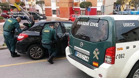 La Guardia Civil registra el coche del detenido.