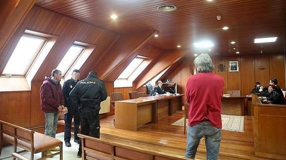 A la izquierda, el acusado de intento de homicidio, antes de comenzar el juicio.