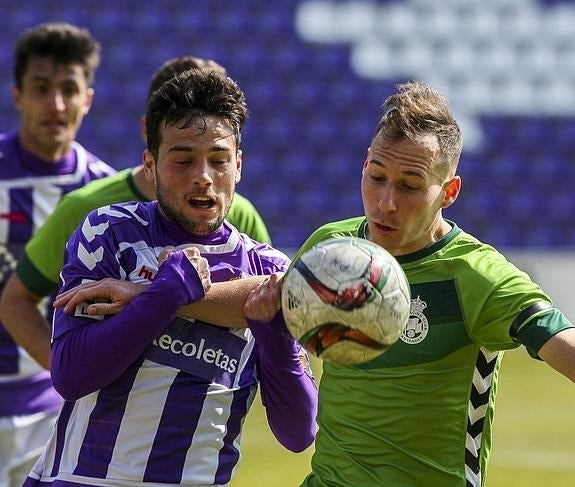Arroyo y Migue luchan por un balón en el estadio vallisoletano.