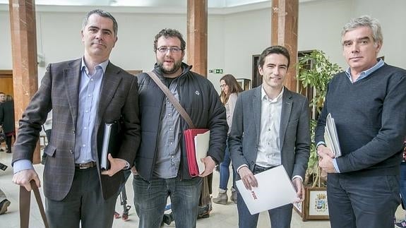 Todos los grupos de la oposición, excepto Ciudadanos, se han unido en sus quejas.