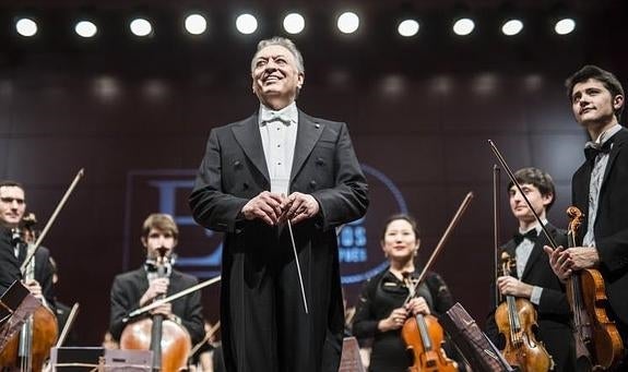 Zubin Mehta dirigió a la Orquesta Sinfónica de la Escuela de Música en el primer concierto del 25 aniversario.