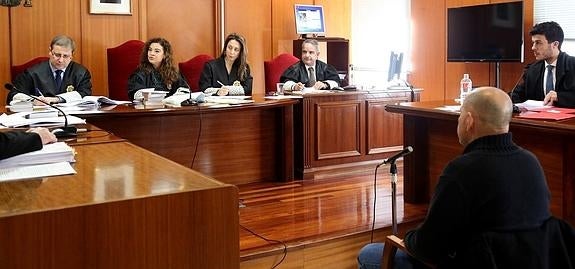 El profesor, en el banquillo de los acusados, fue juzgado ayer en la sección tercera de la Audiencia por abusos sexuales. 