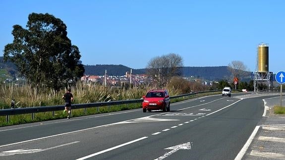 El tramo de la vía rápida entre Limpias y Colindres es uno de los más peligrosos para ciclistas y viandantes
