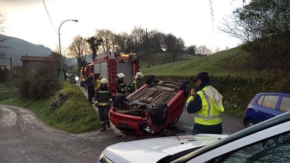 Bomberos, Policía Local, Guardia Civil y DYA, en el lugar del accidente.