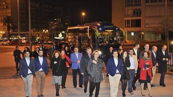 Algunos de los asistentes, a su llegada a la capital cántabra.