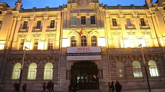 Pancarta que cuelga del balcón del Ayuntamiento desde este jueves.