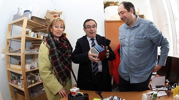 Jezabel Tazón y José Manuel Cruz Viadero conversan con un empresario en su visita al Centro de Emprendedores. 